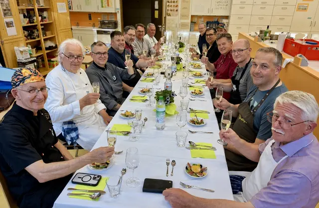 Prosit: Auftakt zum Schluß des letzten Kochabends der Saison 25/26. | Foto: Otto Killensberger