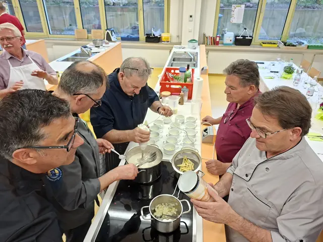 Die Suppe wird angerichtet. Mit dem Stabmixer wird die Spargelsuppe zum perfekten Schaum gemixt. | Foto: Otto Killensberger