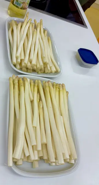 Diese Spargel wurden vor dem Kochen zu Portionsbündeln geschnürt, dadurch geht dann das Anrichten schneller. | Foto: Otto Killensberger