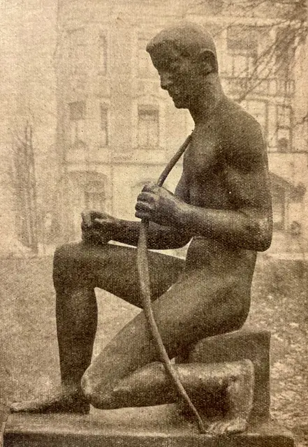 Der Bogenschütze von Hermann Lickfekd wurde einst  im Mülheimer Innenstadtpark "Ruhranlage" entwendet.  Die zerlegten Körperteile wurden restauriert.  (Auf dem Foto stand er noch im Mülheimer Dichterviertel und hatte seinen Bogen noch...)
 | Foto: Archiv Mülheimer Kunstverein