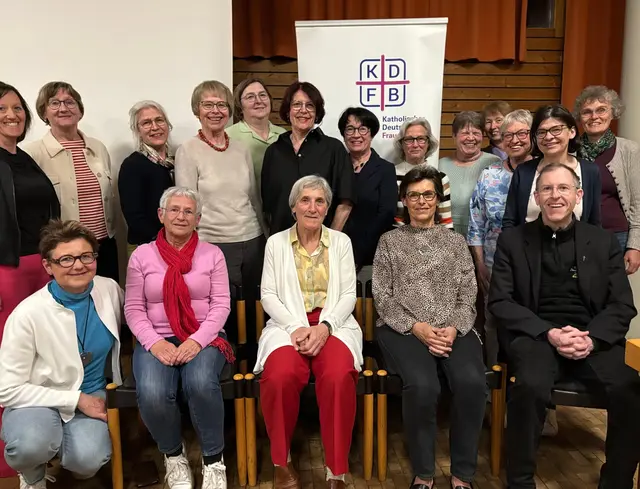 Die Vorstandschaft des Katholischen Deutschen Frauenbundes Aichach (untere Reihe von links: Elisabeth Niedermayr, Gerti Kaul, Rita Widmann, Alice Hüllen und Stadtpfarrer Herbert Gugler. Obere Reihe von links: Elisabeth Thurner, Christine Niklasch, Petra Förster-Seitz, Petra Jarde, Ulrike Naber, Rosina Zwetschke, Ingrid Hausmann, Gabi Anneser, Irmgard Lechner, Christine Lechner, Gretel Glaswinkler, Rita Meitinger, und Elisabeth Hufnagl. | Foto: Inge Karg