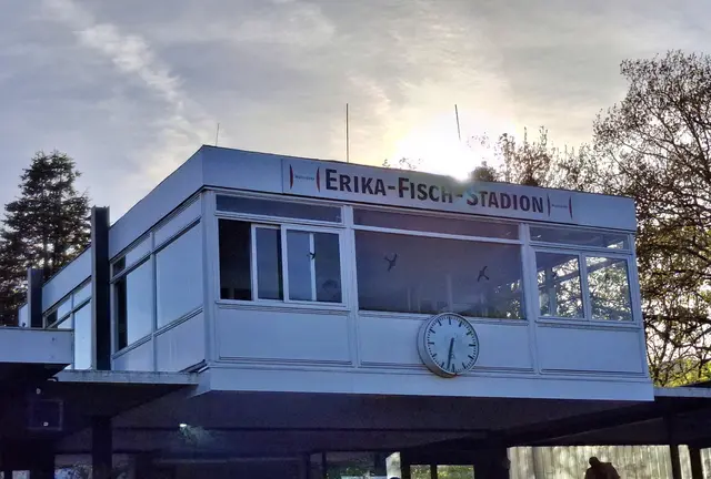 Abendliche Stimmung: Regieturm im Erika-Fisch-Stadion.
