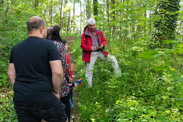 Dr. Günther Kunzmann nimmt die Gruppe mit auf einen Spaziergang rund um das Klostergelände | Foto: Matthias Meyer
