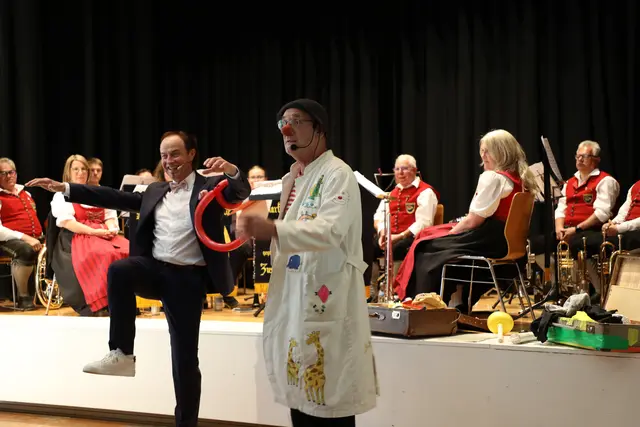 Bürgermeister Bernhard Uhl machte gerne bei den Späßen des Clowns Klaus-Peter Wick alias „Max“ mit. | Foto: Fotograf AZ Piet Bosse