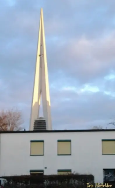 Im Vordergrund das Pfarrhaus | Foto: Iris Alefelder