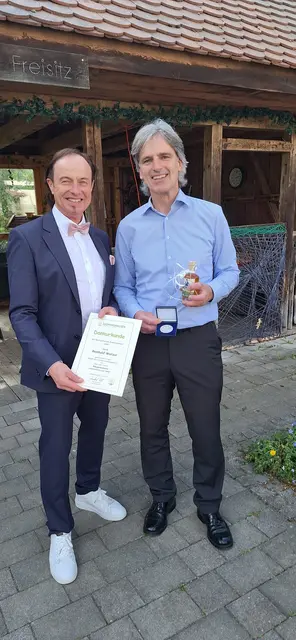 Bürgermeister Bernhard Uhl mit dem neuen Träger der Bürgermedaille Reinhold Watzal