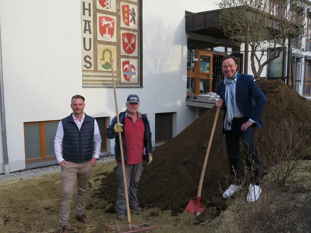Foto:
(Markt Zusmarshausen)
Von links: Marktbaumeister Peter Finkenzeller, Erwin Knöpfle von der Firma Günther mit Bürgermeister Bernhard Uhl.
