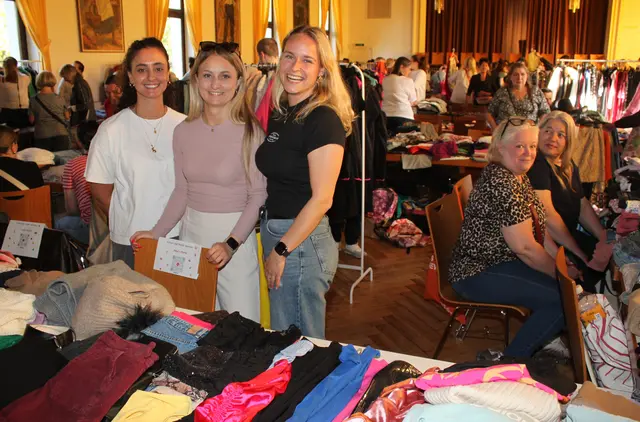 Lea, Elena und Laura (von links) freuten sich über ein gutes erfolgreiches Geschäft am Flohmarkt. | Foto: Peter Heider