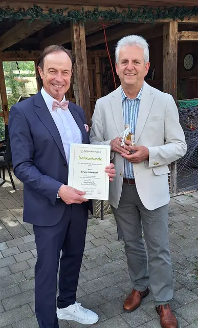 Bürgermeister Bernhard Uhl mit dem neuen Träger der Bürgermedaille Erwin Hörmann | Foto: Markt Zusmarshausen