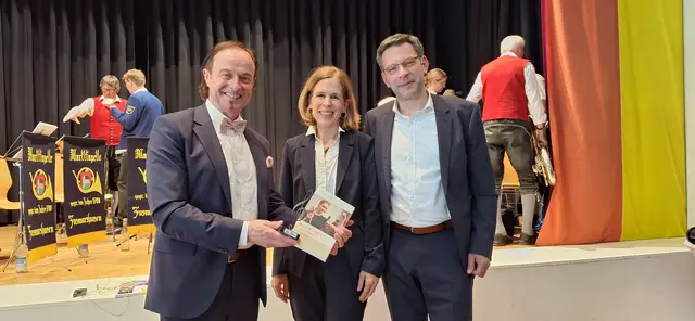 Bürgermeister Bernhard Uhl (links) mit Musikschulleiter Günter Schaumberger (rechts) und dessen Gattin (Mitte) | Foto: Markt Zusmarshausen