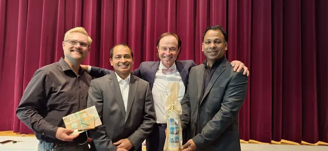 Von links: Religionspädagoge Felix Henkelmann, Pfarrer Saji Chalil, Bürgermeister Bernhard Uhl und Pater Rijo | Foto: Markt Zusmarshausen