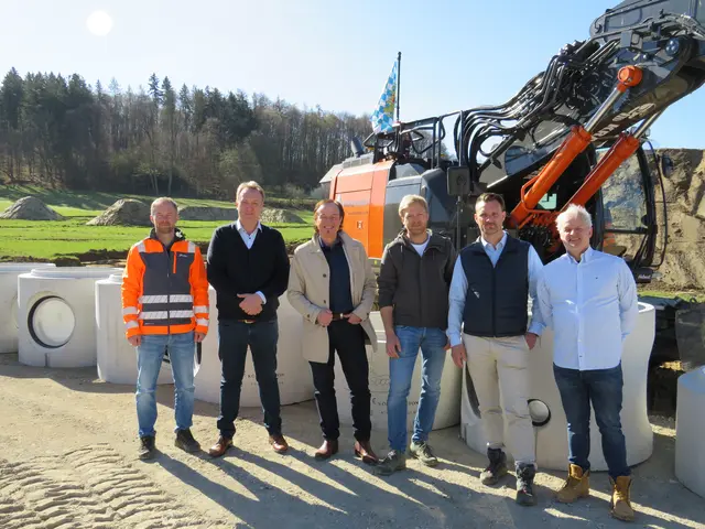 (Markt Zusmarshausen) 
Von links: Thomas Lauter (Firma Kranzfelder), Christian Standl (Geschäftsführer Steinbacher Consult), Bürgermeister Bernhard Uhl, Gerhard Kranzfelder (Firma Kranzfelder), Marktbaumeister Peter Finkenzeller, Manfred Huber (Technischer Mitarbeiter der KFB Reuth)
