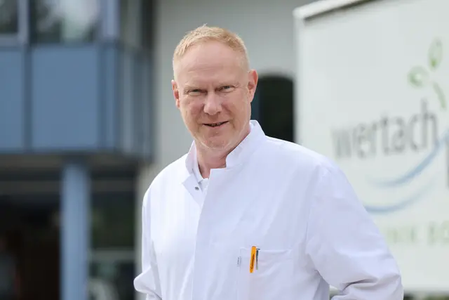 Ein künstliches Hüftgelenk kann viel Lebensqualität zurückbringen. Moderne und schonende Operationsverfahren reduzieren die Schmerzen und beschleunigen die Genesung. Dr. Wittich, Chefarzt der Orthopädie- und Unfallchirurgie der Wertachkliniken, informiert am 6. Mai um 19.30 Uhr im Ferdinand-Wagner-Saal in Schwabmünchen, Fuggerstraße 20, wann ein Gelenkersatz sinnvoll ist, wie der Eingriff abläuft und was man für eine optimale Rehabilitation tun kann.
Der Eintritt ist frei. | Foto: Thomas Kiehl