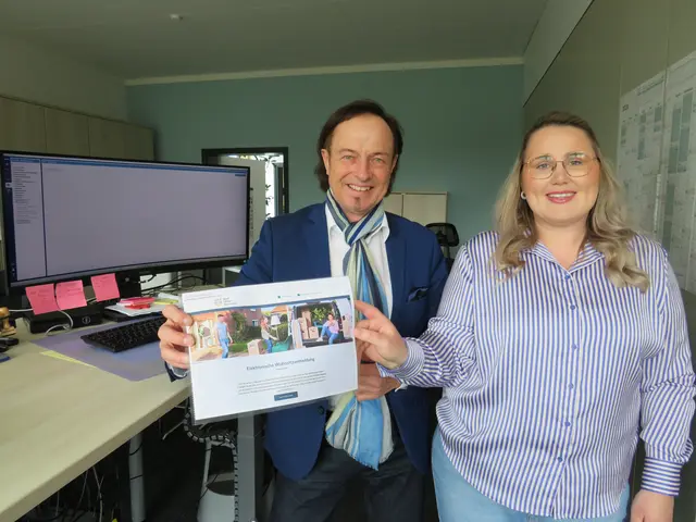 (Markt Zusmarshausen) 
Bürgermeister Bernhard Uhl und Verwaltungsangestellte Michelle Hoch freuen sich über die Einführung des neuen Online-Dienstes.