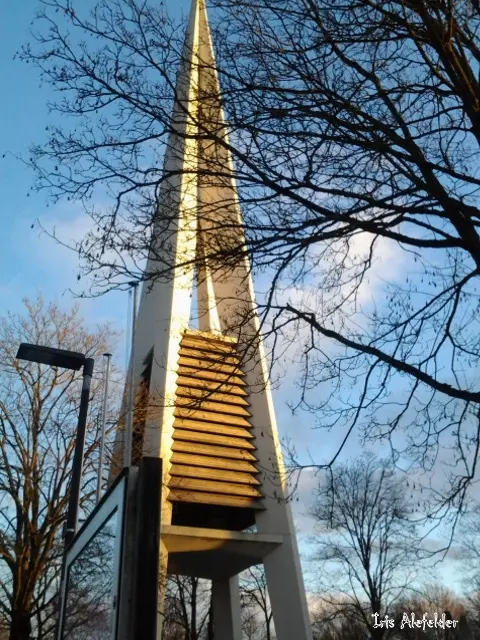 Der extra, ein Stück vom Kirchenschiff weg, stehende Kirchturm. | Foto: Iris Alefelder