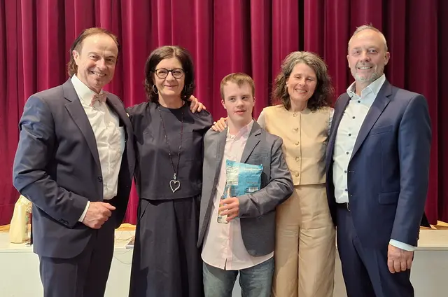 Von links: Bürgermeister Bernhard Uhl, Manuela Uhl, Louis Aumann, Dagmar Aumann und 2. Bürgermeister Walter Aumann | Foto: Markt Zusmarshausen