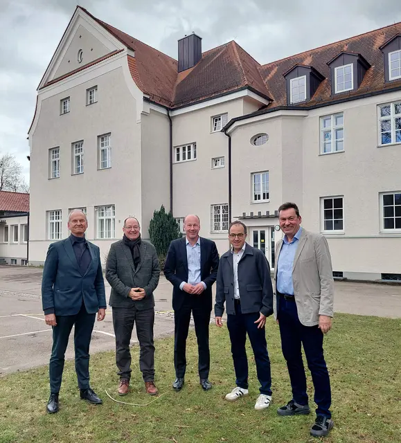 Sie freuen sich auf den Neubau: (v. l. n. r.) Schulleiter und Geschäftsführer Thomas Frank, Christian Mischo (Abteilungsleitung Bau-, Umwelt und Energie beim Bezirk Schwaben), Bezirkstagspräsident Martin Sailer, Bezirksrat Tobias Bühler und Krumbachs Erster Bürgermeister Hubert Fischer. | Foto: Alois Walter