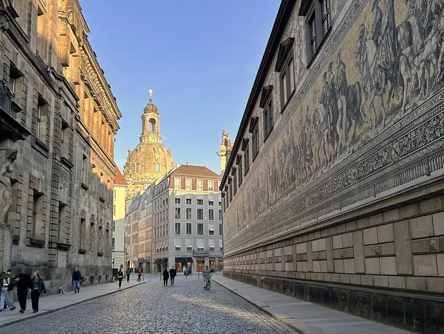 Frauenkirche und Fürstenzug am Tage