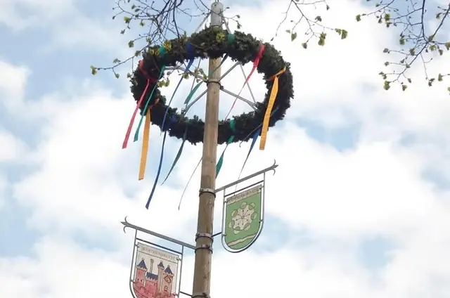 Bild HVV Hamminkeln / Tanz unter dem Maibaum auf dem Molkereiplatz in Hamminkeln