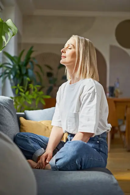 Wer sein Zuhause Schritt für Schritt energetisch verbessert, entscheidet sich bewusst für mehr Komfort, eine bessere Planbarkeit der Kosten und nicht zuletzt für ein gutes Wohngefühl.
 | Foto: DJD/FMI/Getty Images/Bartek Szewczyk