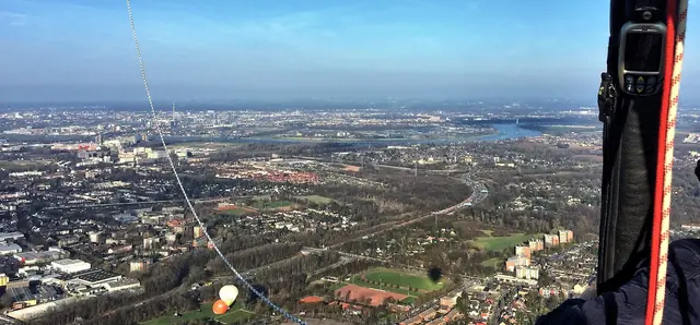 Die Rheinschleife zwischen Neuss (vorn) und Düsseldorf mit Rheinturm (hinten links) | Foto: copyright Margot Klütsch