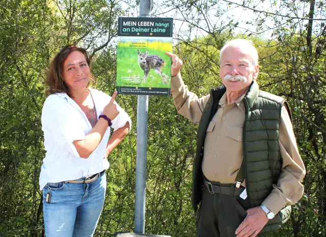 Ruth Ettingshauen (links) und Jagdpächter Simon Kempter (rechts) hoffen dass das Tierschutzschild  Hundehalter dazu anregt ihre Vierbeiner beim Spaziergang künftig zum Schutz der Tiere angeleint zu lassen. | Foto: Peter Heider