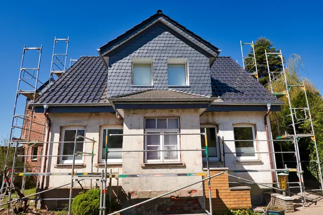 Wer die Energieeffizienz seiner Immobilie verbessert, schafft eine wichtige Grundlage für die Zukunft und minimiert das Risiko unerwarteter Kostensteigerungen beim Energieverbrauch. | Foto: DJD/FMI/Shutterstock/Frank Oppermann