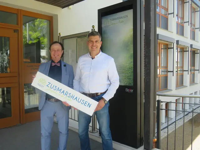 (Markt Zusmarshausen) 
Von links: Amtierender Bürgermeister Bernhard Uhl mit seinem Amtsnachfolger im neu gestalteten Eingangsbereich des Rathauses. Mit neuem Geländer und digitaler Amtstafeln wurden die Modernisierungsmaßen hier noch kurz vor der Amtsübergabe abgeschlossen.