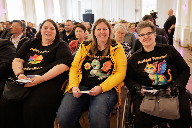 Marion Higler, Heike Rabas und Heike Baumgartner (von links nach rechts) freuen sich als Vorstand von Anders Normal e.V. den Preis entgegen zu nehmen | Foto:  StMAS/Nötel/Schäffler