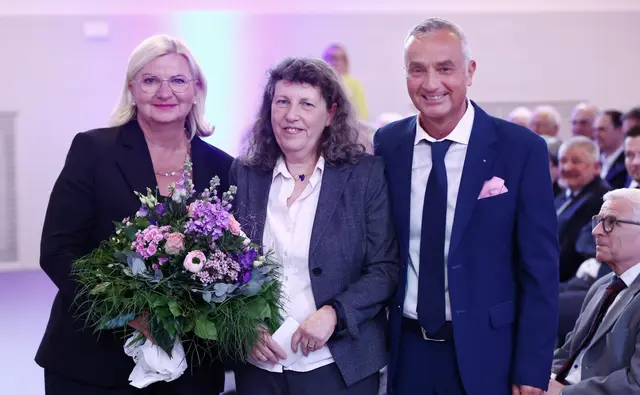 Zweite Bürgermeisterin Dr. Ruth Niemetz (Mitte) bedankte sich bei Oberbürgermeister Gerhard Jauernig und dessen Frau Bettina. | Foto: Alexander Kaya