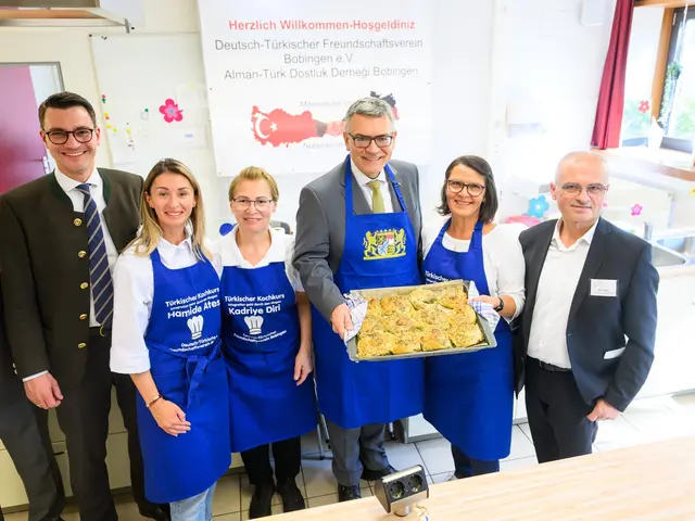 Von links nach rechts: Armin Bergmann (Zweiter Bürgermeister von Bobingen), das Kochteam (Hamide Ates, Kadriye Diri), Dr. Florian Herrmann (Bayerischer Staatsminister), Leyla Diri (Kochteam) und Arif Diri (1. Vorsitzender des Deutsch-Türkischen Freundschaftsvereins).