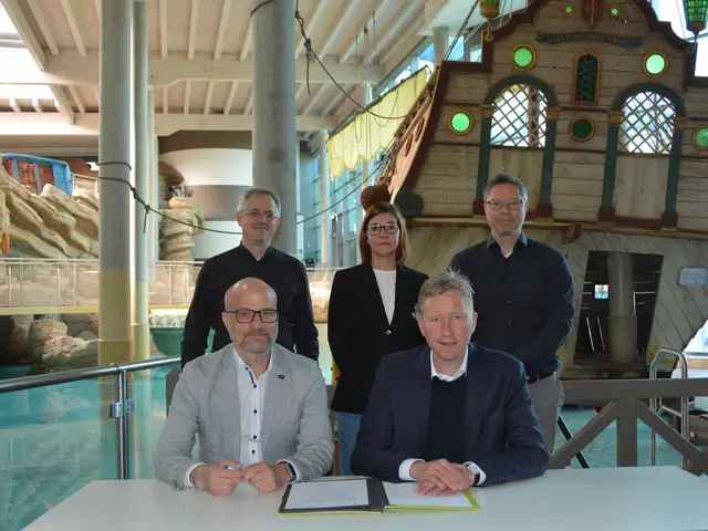 Unterzeichnet wurde die Vertragsfortführung von Thomas Meier - Geschäftsführer GMF (1. Reihe links.), Erstem Bürgermeister Richard Greiner (1. Reihe rechts), sowie Prokurist der Titania Neusäß Betriebsgesellschaft mbH Simon Huber (2. Reihe rechts). 2. Reihe von links nach rechts: Leiter des Bauamts Björn Nübel und Betriebsleiterin Jana Freymann.