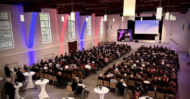 400 Gäste kamen in die Jahnhalle, um Gerhard Jauernig nach 24 Jahren als Oberbürgermeister von Günzburg zu verabschieden. | Foto: Alexander Kaya