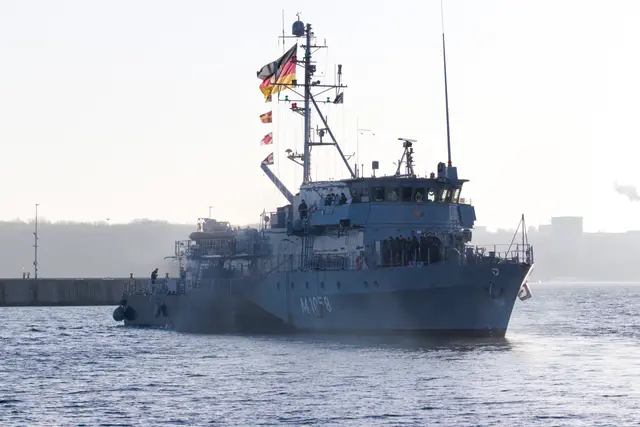 Das Minenjagdboot Fulda verlässt den Marinestützpunkt Kiel-Wik für die Teilnahme im ständigen NATO-Verband SNMCMG 1 | Foto: Bildrechte:Bundeswehr/Alexander UllmannFotograf:Tanja Wendt