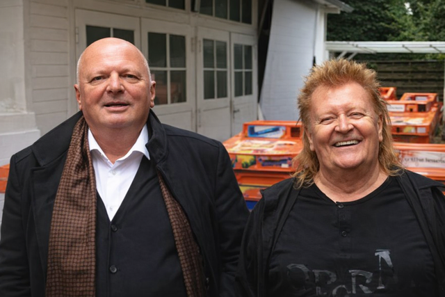 Künstler Manfred Dahmen, hier mit HA SCHULT vor seinem Atelier "Amt für weiterbildende Fantasie" in der Ruhrtalstadt Mülheim in Nordrhein-Westfalen.
Dahmen stammt aus einer bekannten Kölner Metzgerfamilie, die ihn früh einspannte. Aber Dahmen hatte sich schon immer der bildenden Kunst verschrieben, die er heute in allen Facetten auslebt. | Foto: Andreas Ingramm während der Vernissage HA SCHULT "Bildboxes" in der RuhrGallery