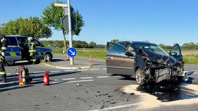 Bilder Feuerwehr Hamminkeln  / Verkehrsunfall mit auslaufenden Betriebsmitteln