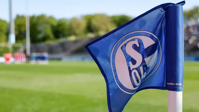 Die Eckfahne mit Schalke-Logo weht | Foto: Team II trennt sich 2:2-Unentschieden von BW Aasee