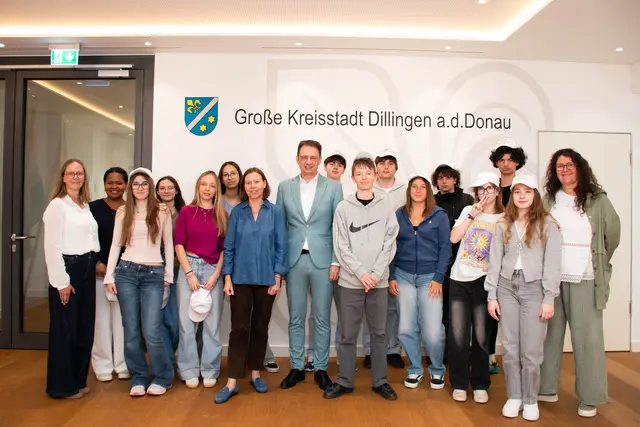 Französische Austauschklasse zu Besuch im Dillinger Rathaus  | Foto: Andreas Albert - Stadt Dillingen 