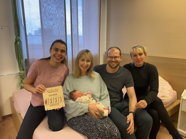 von links nach rechts: Hebamme Rebecca Renz, frischgebackene Eltern Denise und Daniel mit Livienne und Überglücklichen Oma Michaela | Foto: Hebamme Susanne