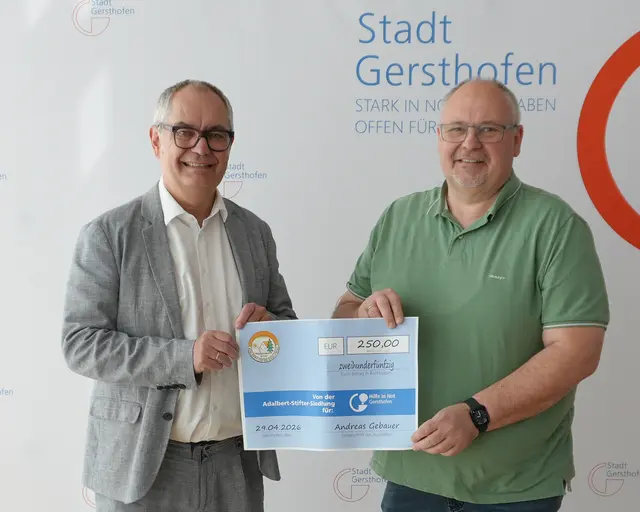 Michael Wörle, Erster Bürgermeister und Stiftungsratsvorsitzender, erhält am 29. April 2026 einen Spendenscheck von Andreas Gebauer, Vorstand des Adalbert-Stifter-Siedlung e.V.. | Foto: Kai Schwarz