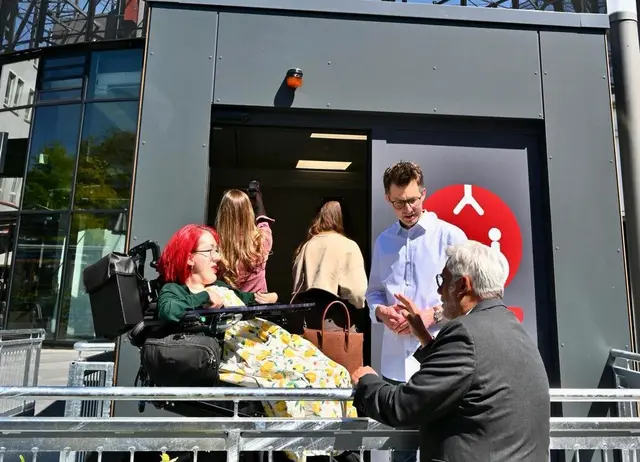 Jörg Lukat ist im Gespräch mit zwei Personen.
Neue "Toilette für alle" im Bermudadreieck  | Foto:  Stadt Bochum / Lutz Leitmann