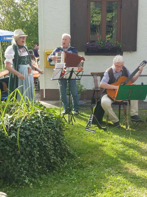 "Heimatklang" ehrenamtliche Musikgruppe Bürgernetz Friedberg
Petra Bauer, Eugen Banhierl, Josef Ditchen
https://www.caritas-aichach-friedberg.de/familie-und-inklusion/buergernetz-friedberg/buergernetz-friedberg