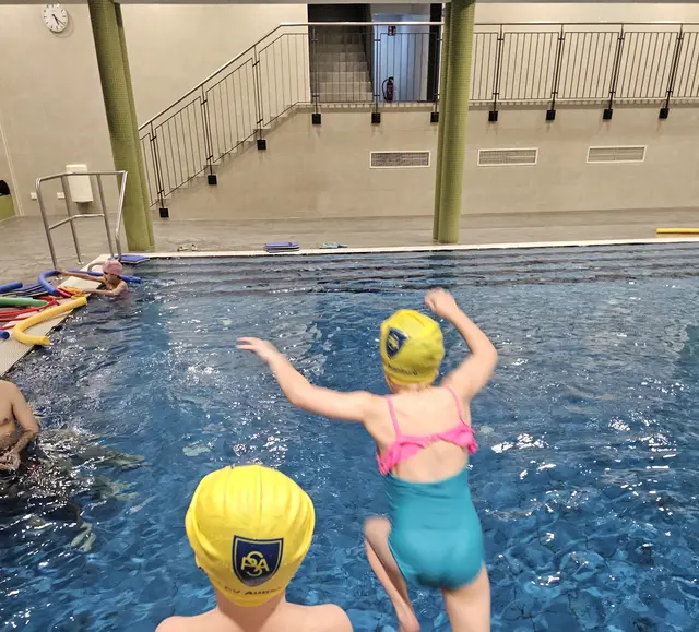 Symbolfoto: Kind springt ins Lehrschwimmbecken 
(Schwimmkurs Post SV Augsburg im Plärrerbad, Foto: Bernd Zitzelsberger)