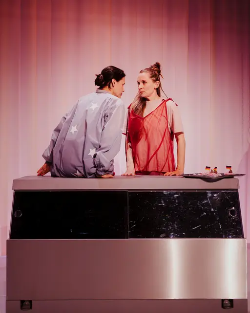 Silvia Weiskopf (Sie / Big-Moon-Joker, rechts) und Floriane Kleinpaß (Antje / Kind) sind in der Essener ADA des Schauspiel Essen im Stück "Faulender Mond" von Anaïs Clerc zu erleben. | Foto: Maximilian Borchardt