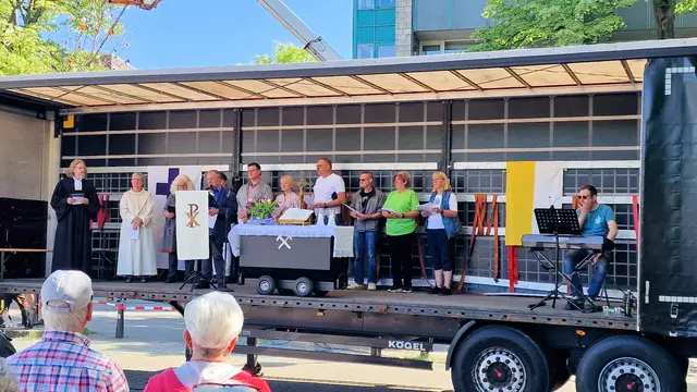 Wie im vergangenen Jahr (Foto) und vielen Jahren zuvor gibt es auch diesmal am 1. Mai wieder einen Ökumenischen Gottesdienst auf dem Neumühler Marktplatz, der den Zusammenhalt im Stadtteil unterstreicht. Ehrenamtliche Teams aus der Evangelischen Kirchengemeinde und der Katholischen Gemeinde Herz-Jesu haben ihn wieder intensiv vorbereitet.
Foto: Georg Meschkan
