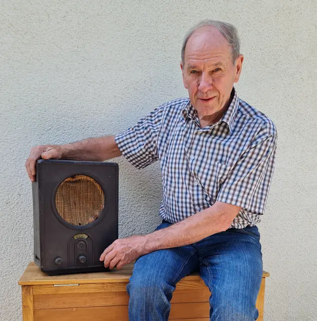 Der Referent des Vortrags "Aus Erfahrung Gut" Elektroingenieur Willi Kempter aus Herbertshofen, hier mit einem Volksempfänger aus dem Jahre 1936.  | Foto: Otto Killensberger