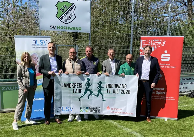 Die Sportbeauftragte des Landkreises Günzburg Andrea Högel (von links), Sparkassen-Vorstandsvorsitzender Daniel Gastl, BLSV-Breitensportreferent Hans Komm, Wolfgang Thoma (Vorsitzender des SV Hochwang), Ichenhausens Bürgermeister Robert Strobel, 2. SVH-Vorsitzender Patrick Rossmanith und Landrat Hans Reichhart (von links) freuen sich auf den Landkreislauf.  | Foto: Benjamin Sigmund / Landratsamt Günzburg