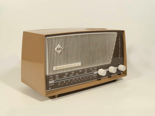Das Radiogerät Bimbinette von AEG hergestellt in den Jahren 1959 /1960 in Berlin-Treptow, Kiel, Backnang. Der Preis 169,00 DM - Gehäuse Holz mit Kunststoffblende. | Foto: Willi Kempter