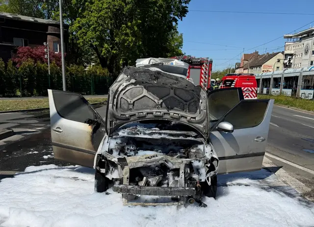 PKW-Brand auf der Dorstener Straße | Foto:  Feuerwehr Bochum