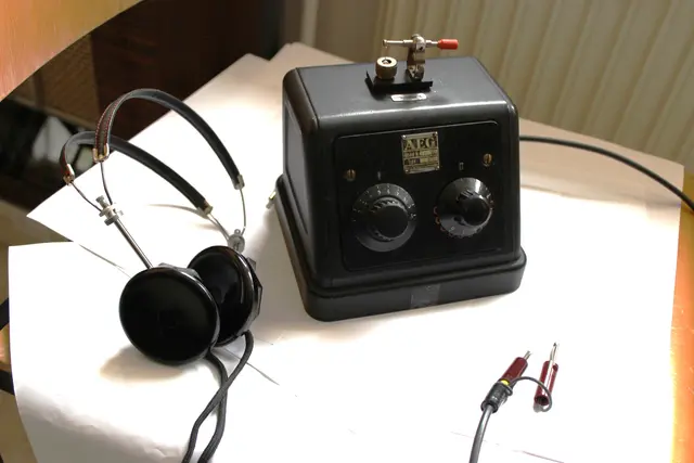Ein AEG Detektorradio für MW und LW, Baujahr 1939 im Metallgehäuse. Dieses Gerät besitzt das Radio- und Telefonmuseum Wertingen.   | Foto: Otto Killensberger
